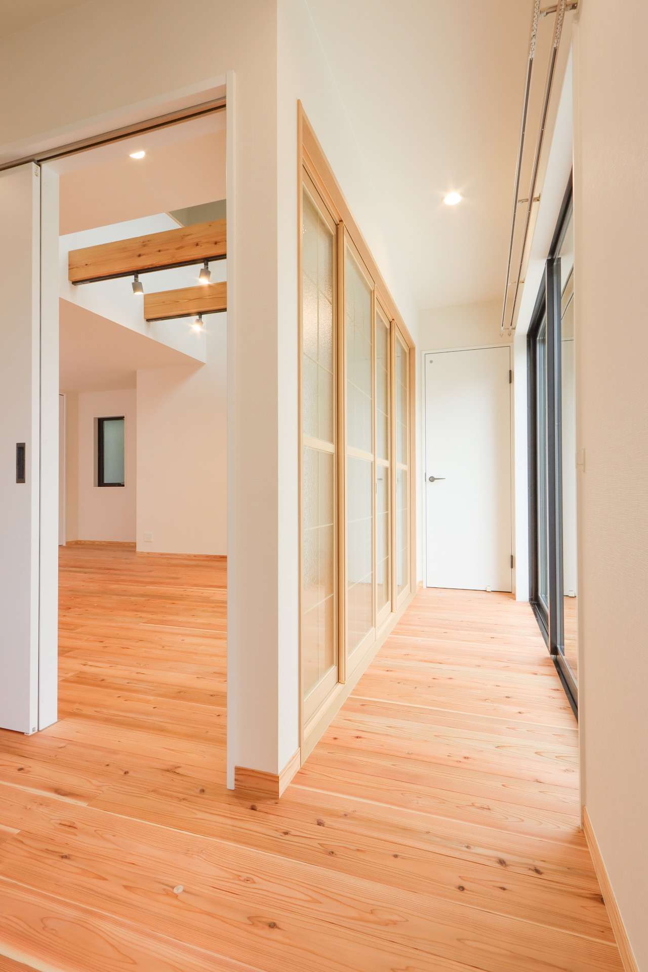 障子デザインの建具で廊下と空間を区別。光は通すが、室温はしっかり保てる