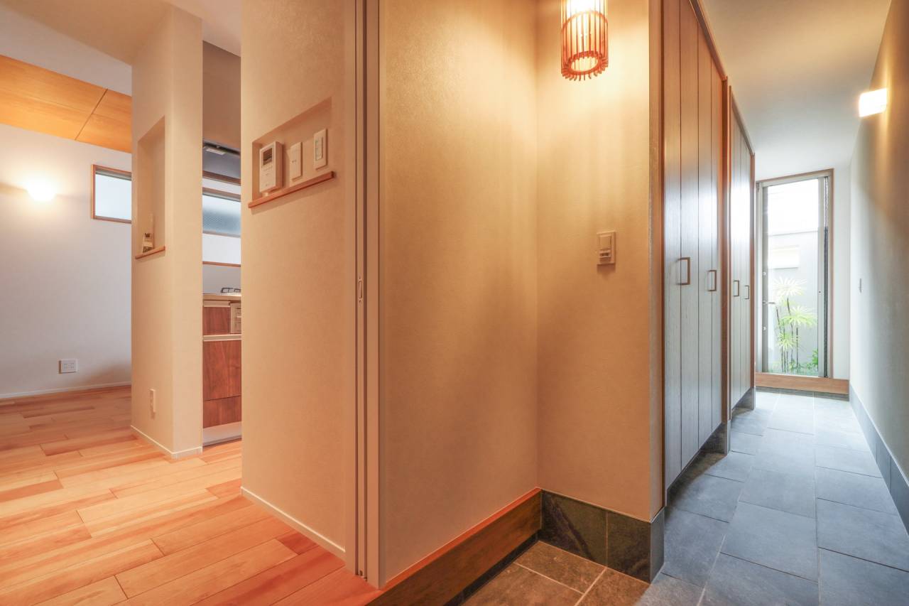 玄関からの２ＷＡＹアクセス動線。（左）キッチン・洗面へ直行　（右）玄関収納・リビングへ