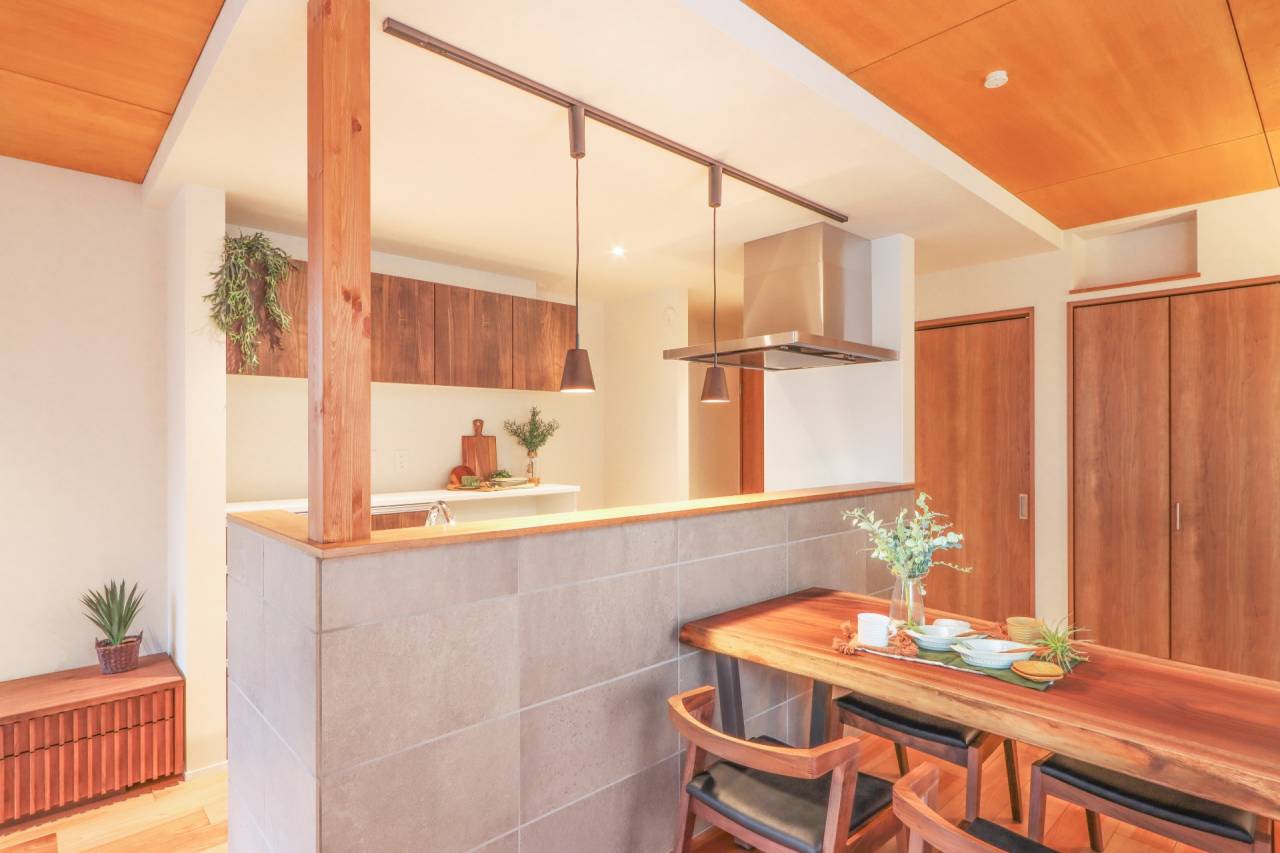 キッチン腰壁はグレーのエコカラットを。機能＋デザイン性を持ち合わせ、空間のアクセントにも