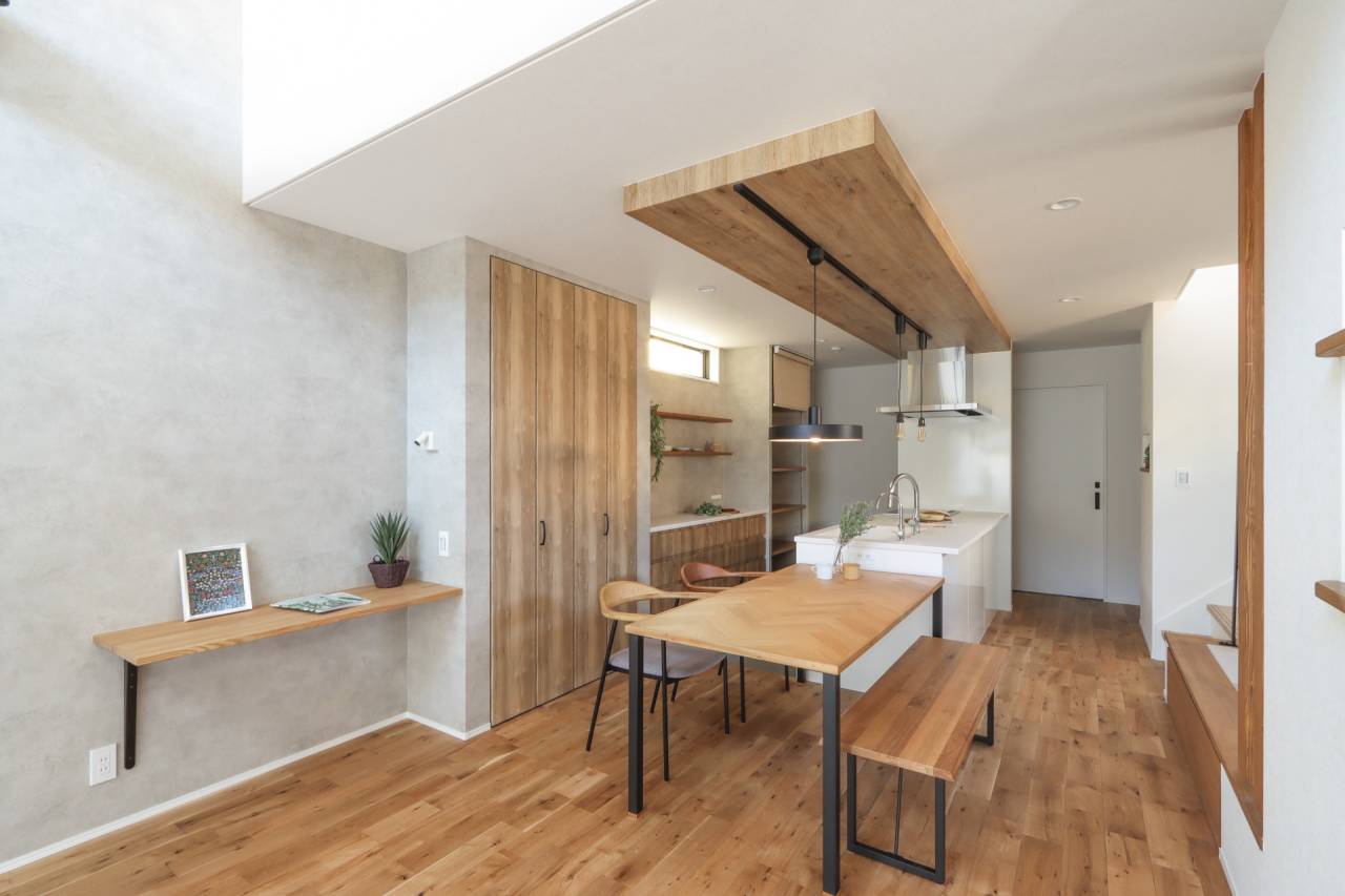 下がり天井キッチンはデザイン性に加え、ダクトレールを仕込めるメリットもある