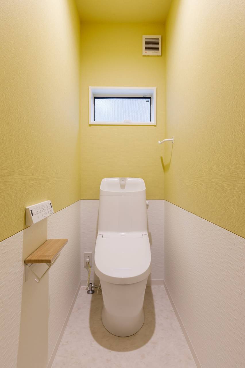 1階と2階それぞれのトイレは、ツートンカラーでこちらも明るい色に！