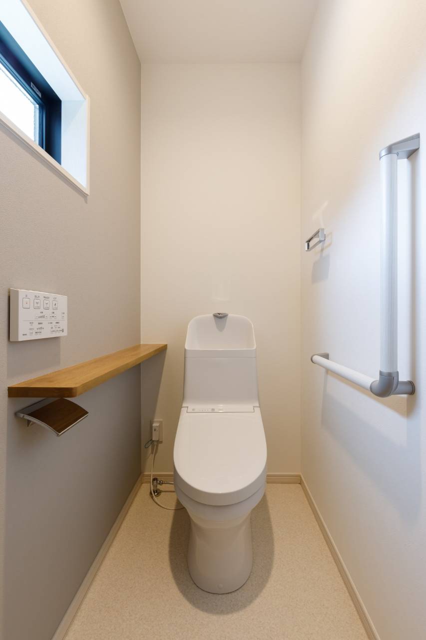 バリアフリーのため、間口の広いトイレ。建具は特注寸法