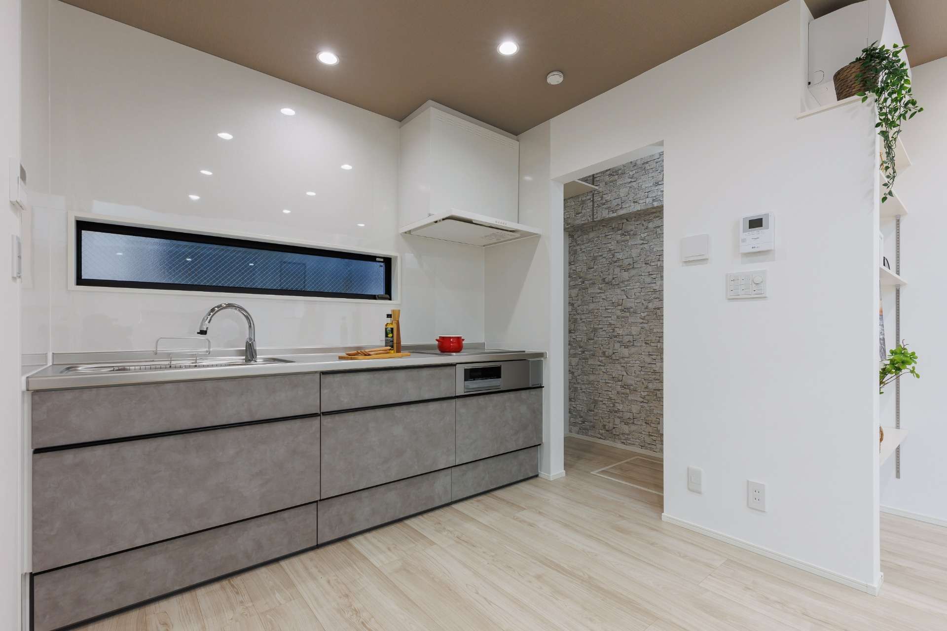 壁付けキッチンは、スペースを広く取りやすいのが人気