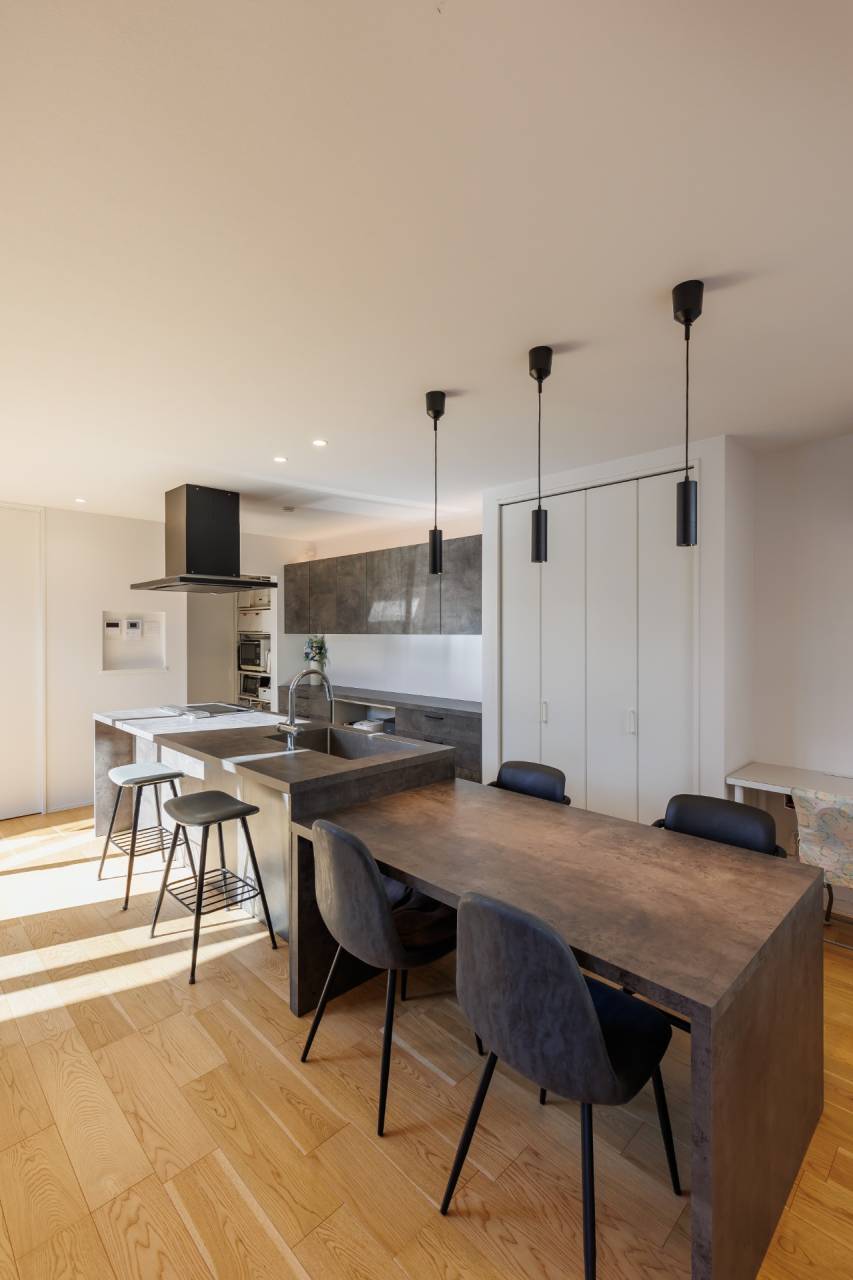 アイランドキッチンのL型LDKハウス