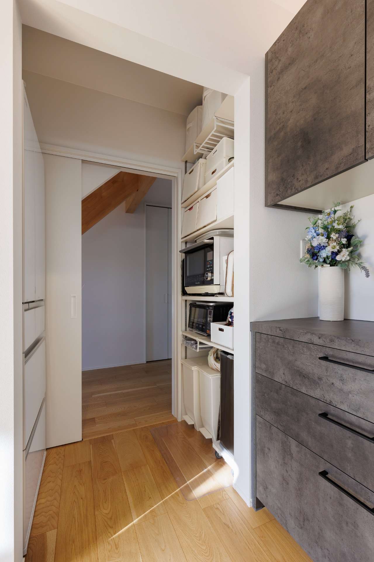 アイランドキッチンのL型LDKハウス