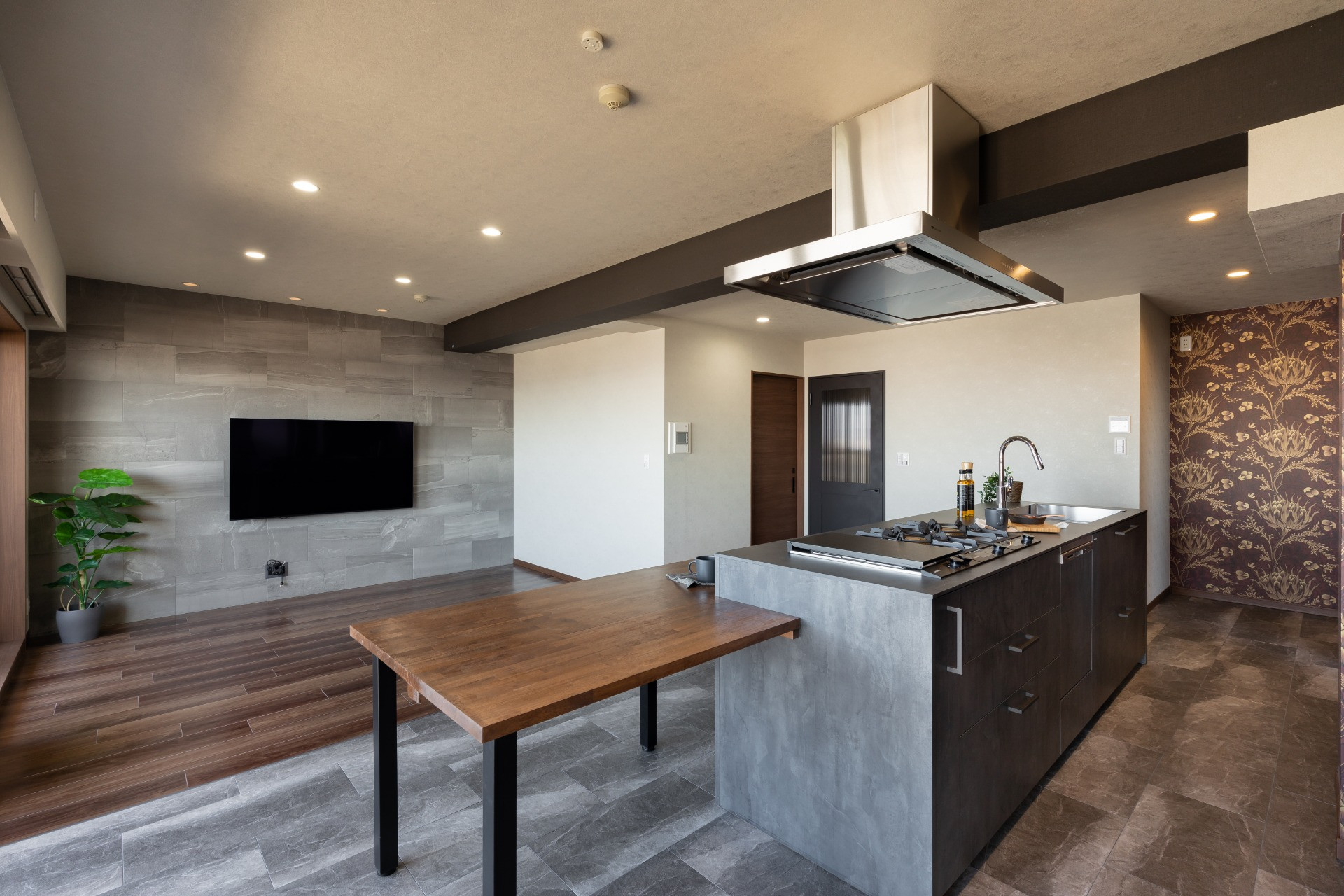 迫力のアイランドキッチン　こだわりヴィンテージインテリア