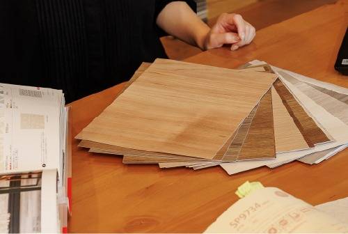 カタログやサンプルを見る。