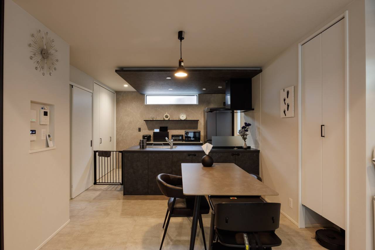 【施工事例】「黒」を纏うモダン邸宅。家具が入り完成したご家族の理想の家