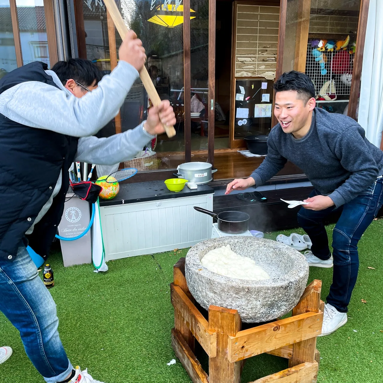 餅ついて行く年　芋食って来る年